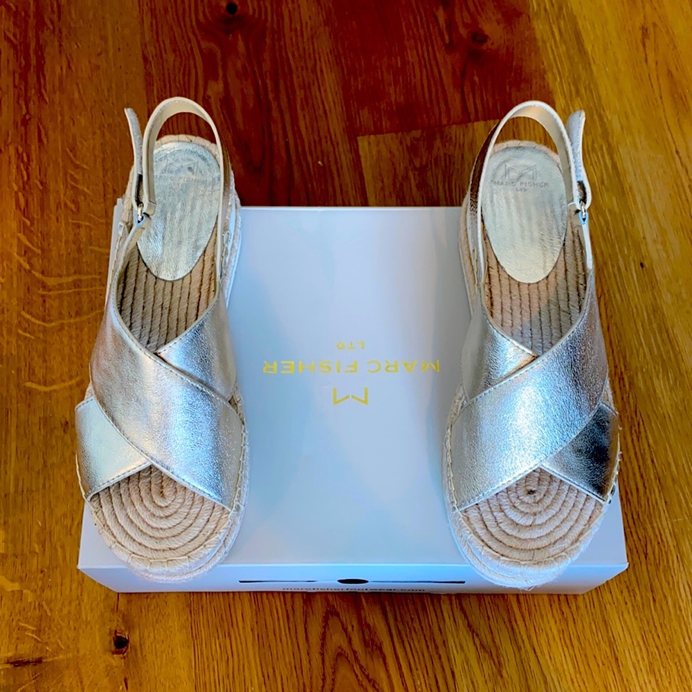 Gold Marc Fisher Gandy platform sandal. Size 10